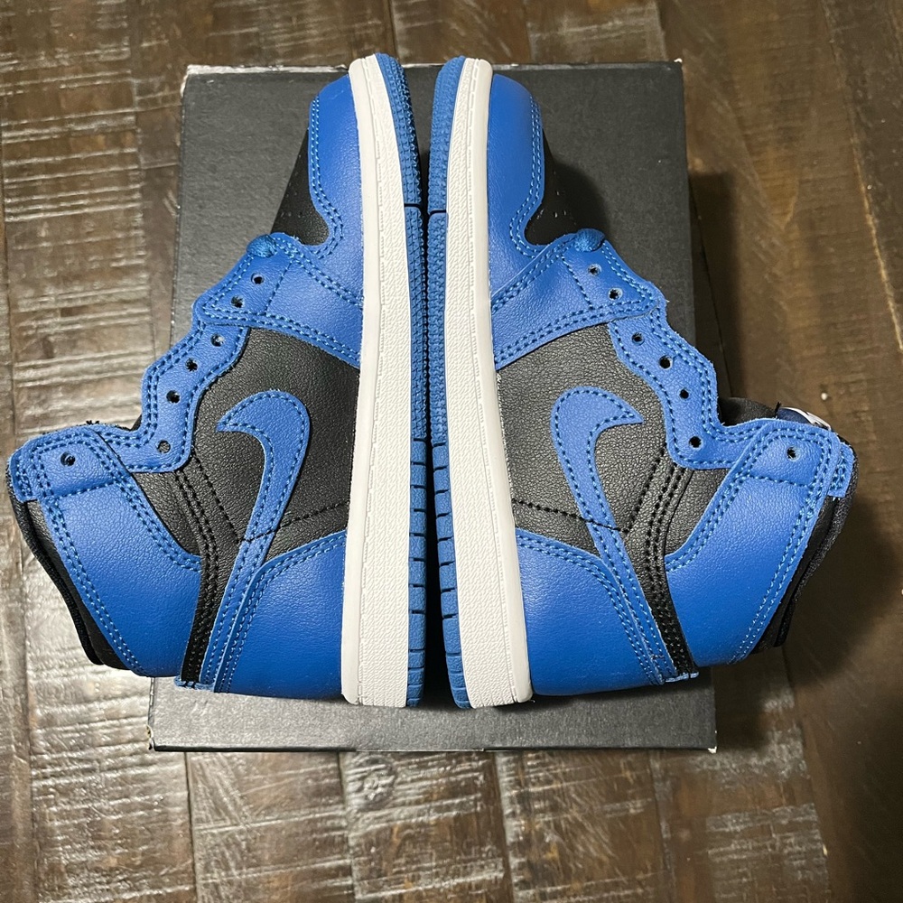 Jordan 1 Retro High OG Dark
Marina Blue (PS)